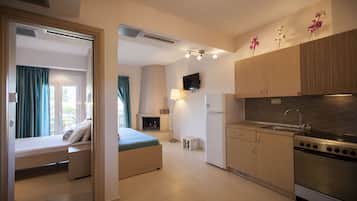 Apartemen Deluks | Ruang kerja ramah laptop, kedap suara, dan setrika/meja setrika