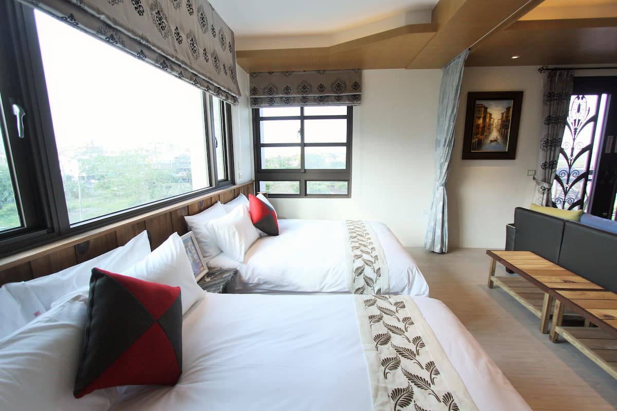 Habitación cuádruple clásica, 2 camas Queen size, balcón, vista a la ciudad | 7 habitaciones, ropa de cama de alta calidad y edredón