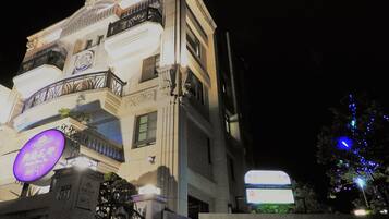 Depan hartanah - siang/malam