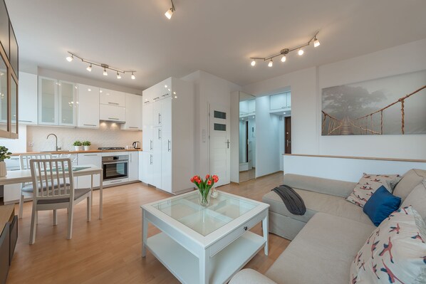 Lejlighed - 2 soveværelser (22 Białobrzeska Street) | Opholdsområde | Fladskærms-tv