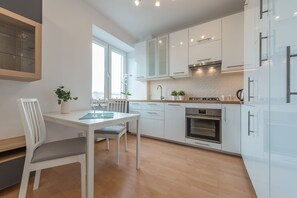 Apartamento, 2 habitaciones (22 Białobrzeska Street) | Cocina privada | Frigorífico, horno, placa de cocina y lavavajillas