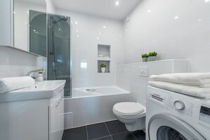 Lejlighed - 2 soveværelser (22 Białobrzeska Street) | Badeværelse | Bruser, gratis toiletartikler, hårtørrer, håndklæder