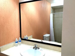 Room, 1 King Bed | Bathroom | Shower, rainfall showerhead