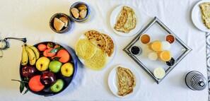 Petit déjeuner continental (7 EUR par personne)