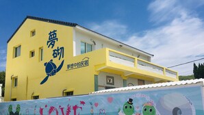 A yellow building with a turtle logo and Chinese characters.