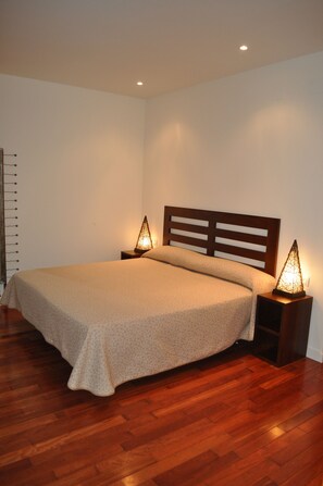 雙人房 | 高級寢具、書桌、遮光布/窗簾、隔音