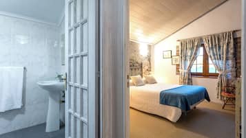 Basic Double Room, 1 Bedroom, Ensuite, Garden View | Blackout drapes, soundproofing, iron/ironing board, free WiFi