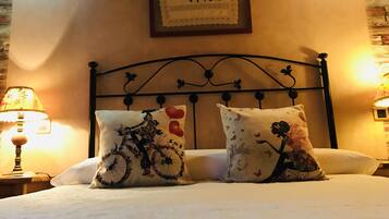 Basic Double Room, 1 Bedroom, Ensuite, Garden View | Blackout drapes, soundproofing, iron/ironing board, free WiFi