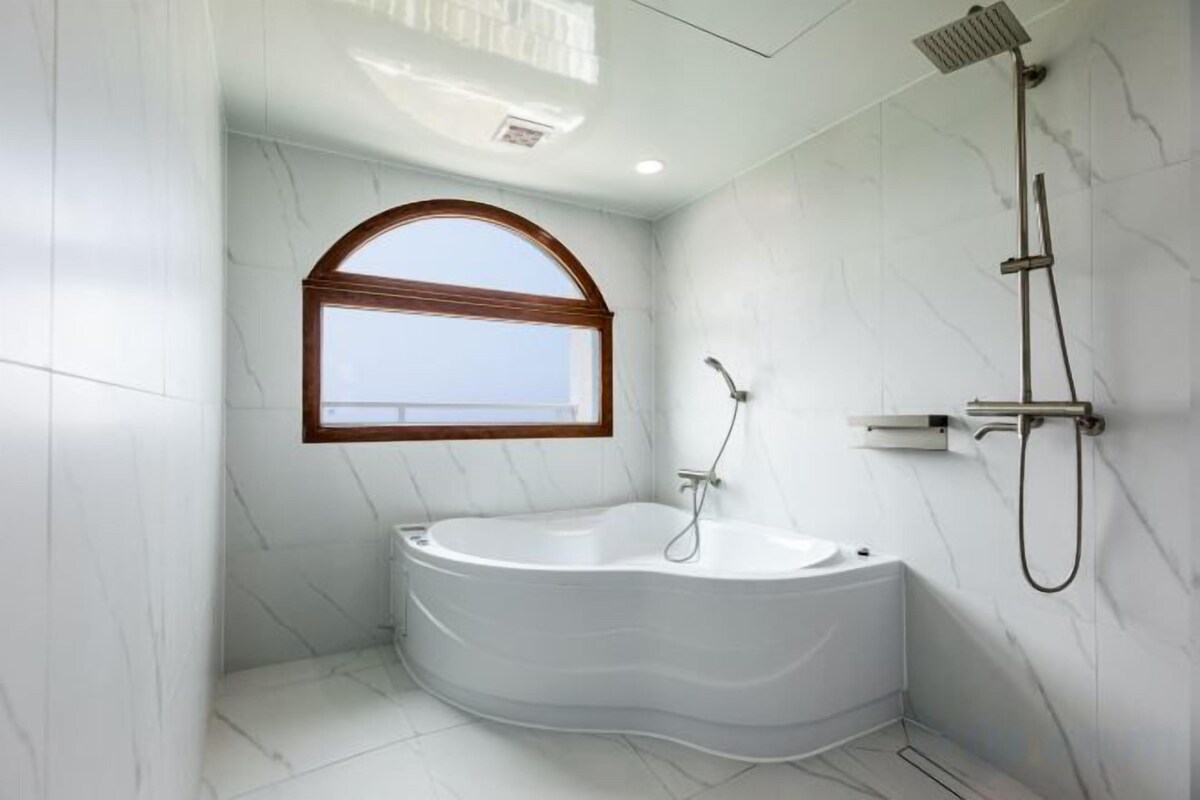 Badkamer | Een douche, gratis toiletartikelen, een haardroger, handdoeken