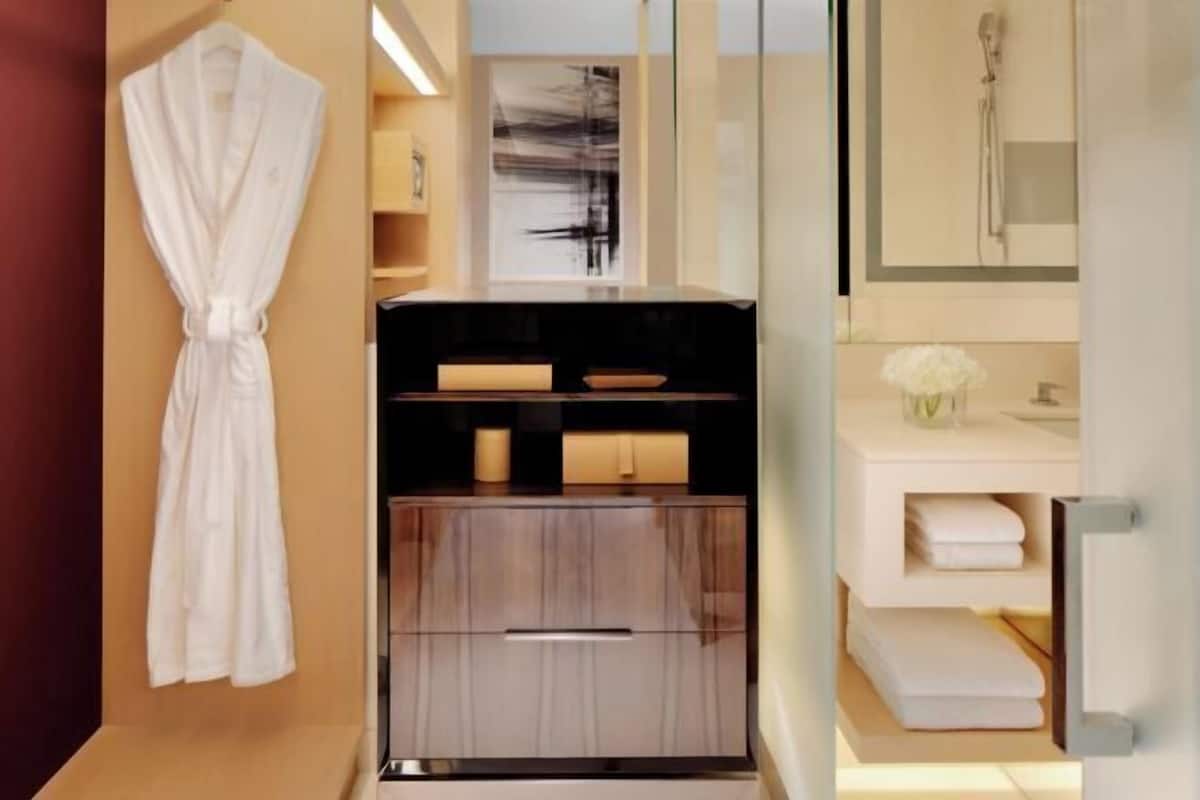 Articles de toilette de luxe, sèche-cheveux, peignoirs, chaussons