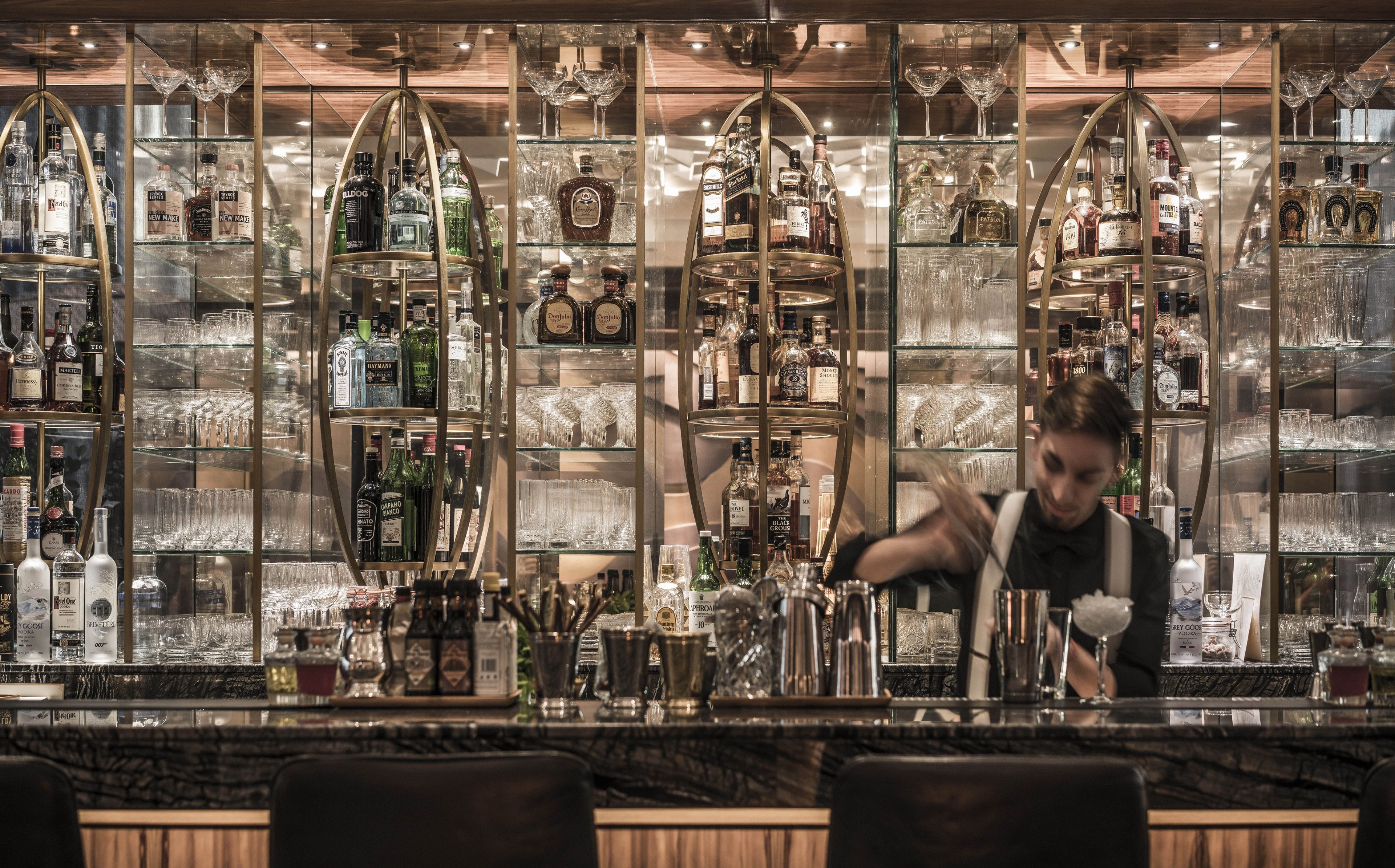 4 bars/lounges, lobby lounge