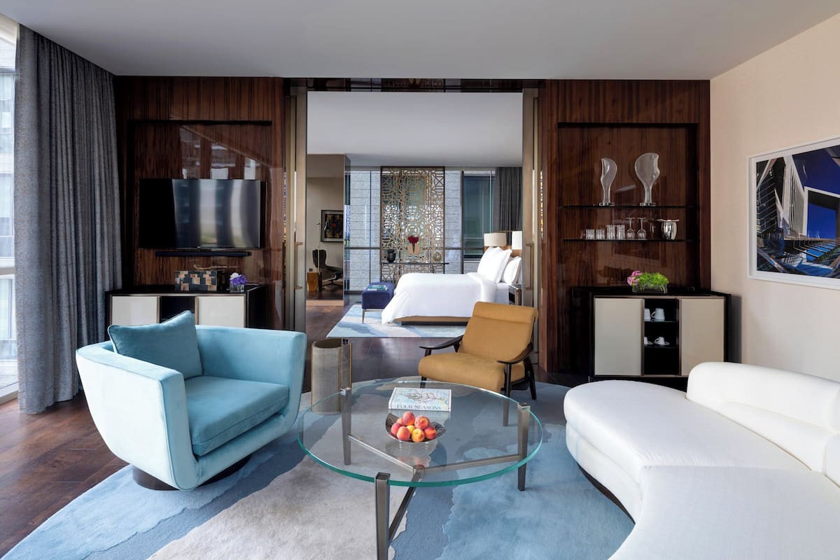 ห้องดีลักซ์สวีท (Executive) | เครื่องนอนระดับพรีเมียม, ผ้านวมขนเป็ด, มินิบาร์, ตู้นิรภัยในห้องพัก