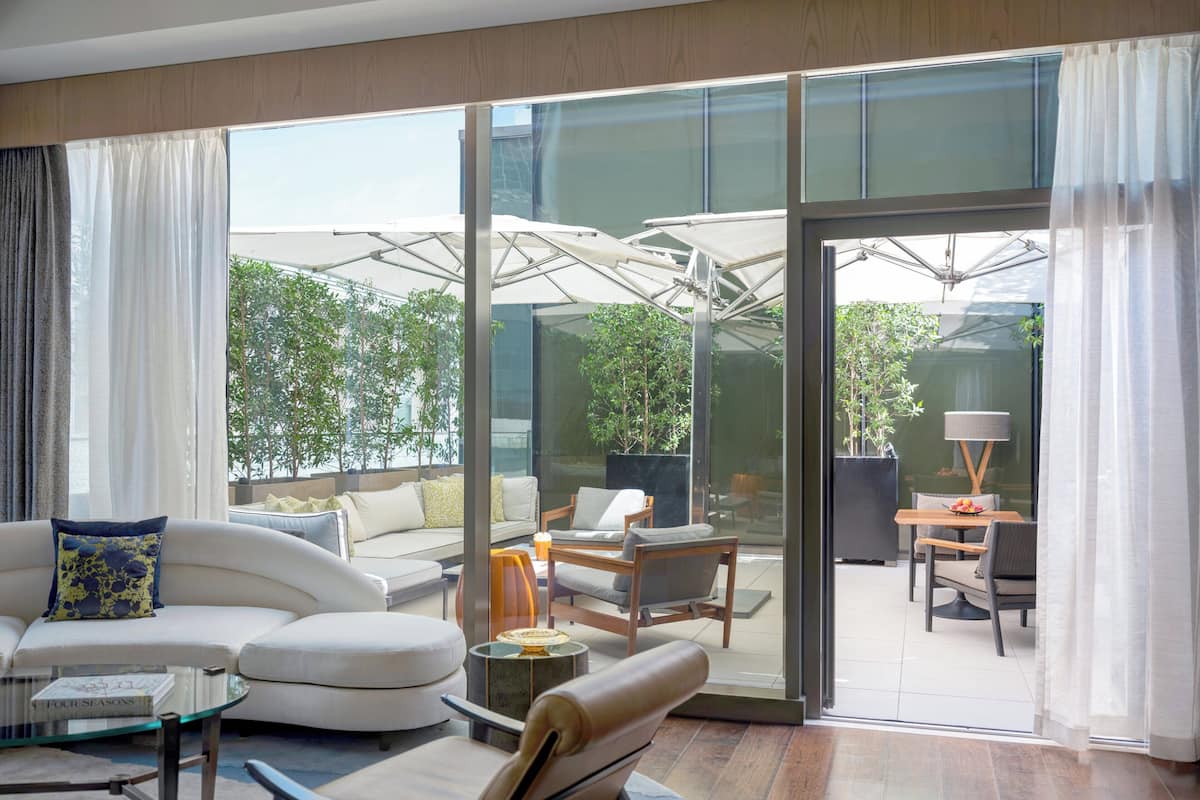 Suite, 1 slaapkamer, terras | 1 slaapkamer, luxe beddengoed, donzen dekbedden, een minibar