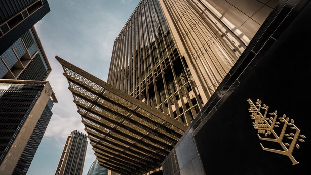 Un edificio moderno con una entrada destacada y una característica arquitectónica distintiva.