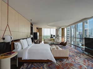 Premium bedding, down duvets, minibar, in-room safe - Four Seasons Hotel Dubai International Financial Centre (Dubai)