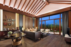 Minibar, caja de seguridad en la habitación y escritorio 