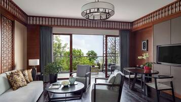 Minibar, caja de seguridad en la habitación y escritorio