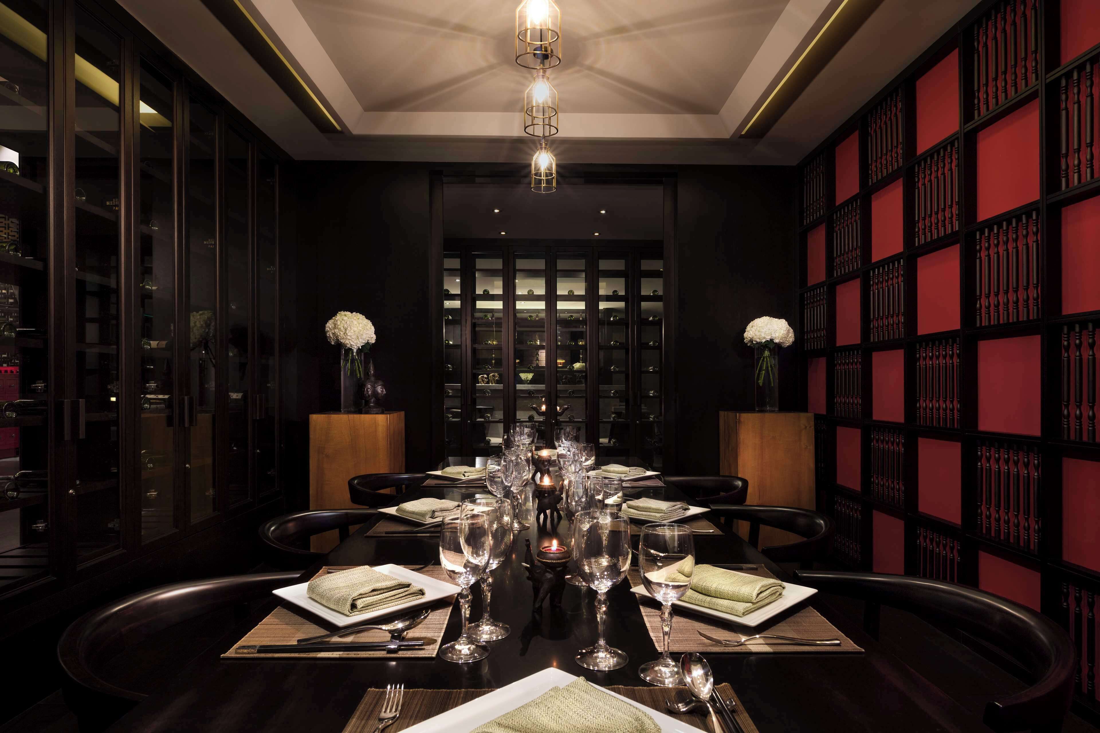 3 restaurants, breakfast, lunch, dinner served; international cuisine