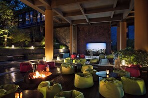 3 bares, 2 bares junto a la piscina