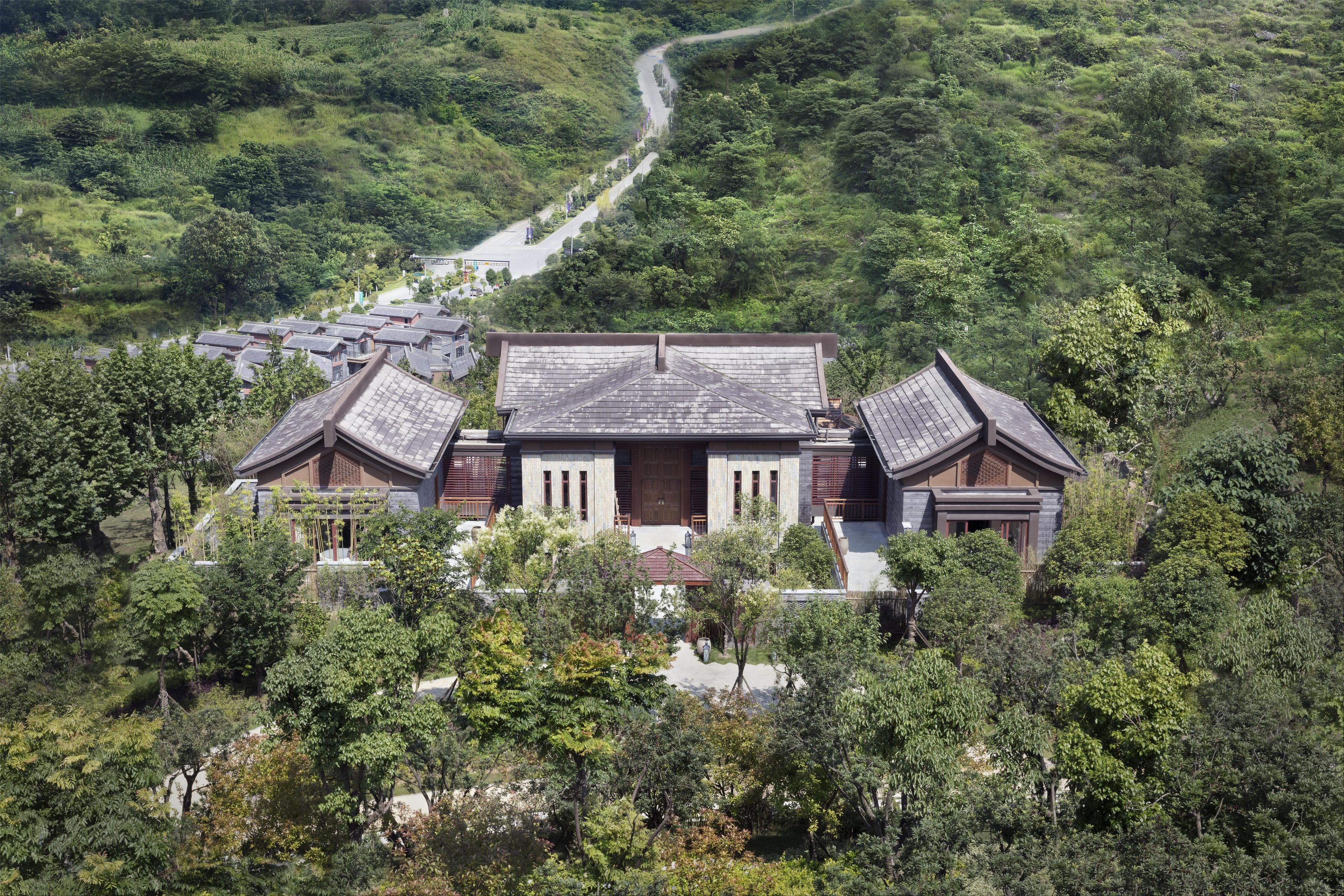 Un edificio tradicional al estilo japonés con techo simétrico y entrada central.