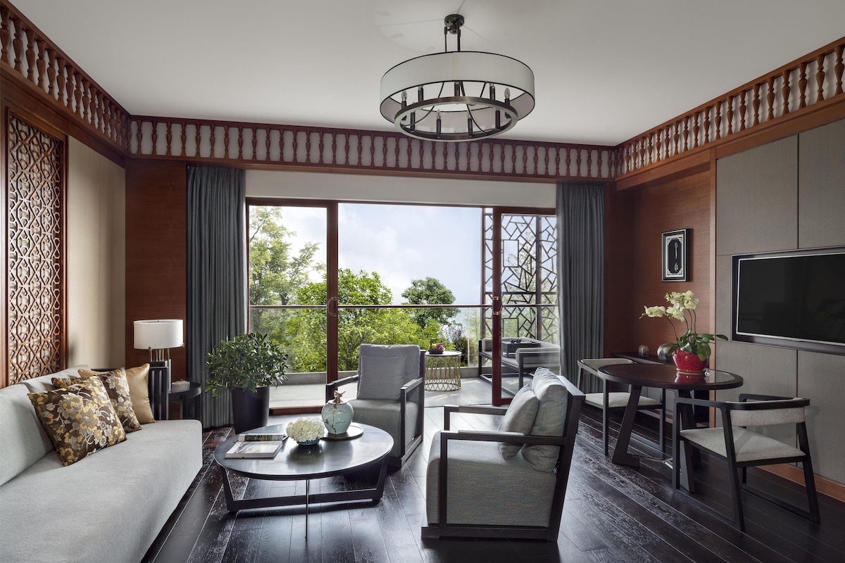 Suite, vista al jardín | Minibar, caja de seguridad en la habitación y escritorio 