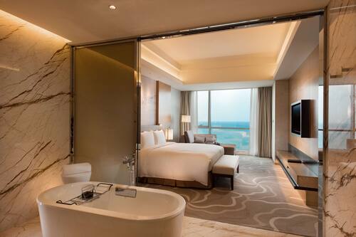 Suite, 1 cama King size, vista al mar (With Intelligent Toilet) | 1 habitación, ropa de cama de alta calidad, edredón y minibar