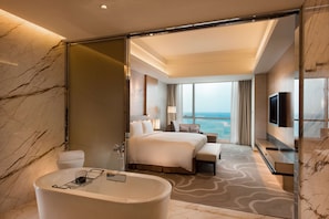 Suite, 1 cama de matrimonio grande, vistas al mar (With Intelligent Toilet) | 1 dormitorio, ropa de cama de alta calidad, edredones de plumas