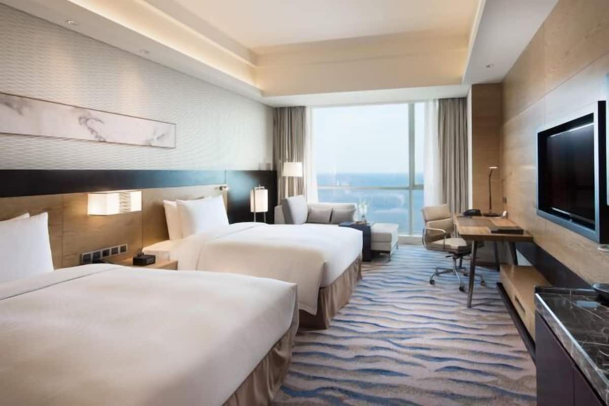 1 bedroom, premium bedding, down duvets, minibar