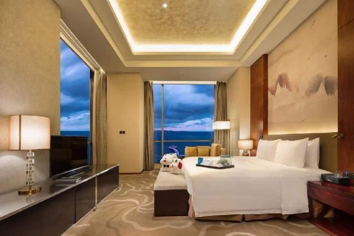 1 bedroom, premium bedding, down duvets, minibar