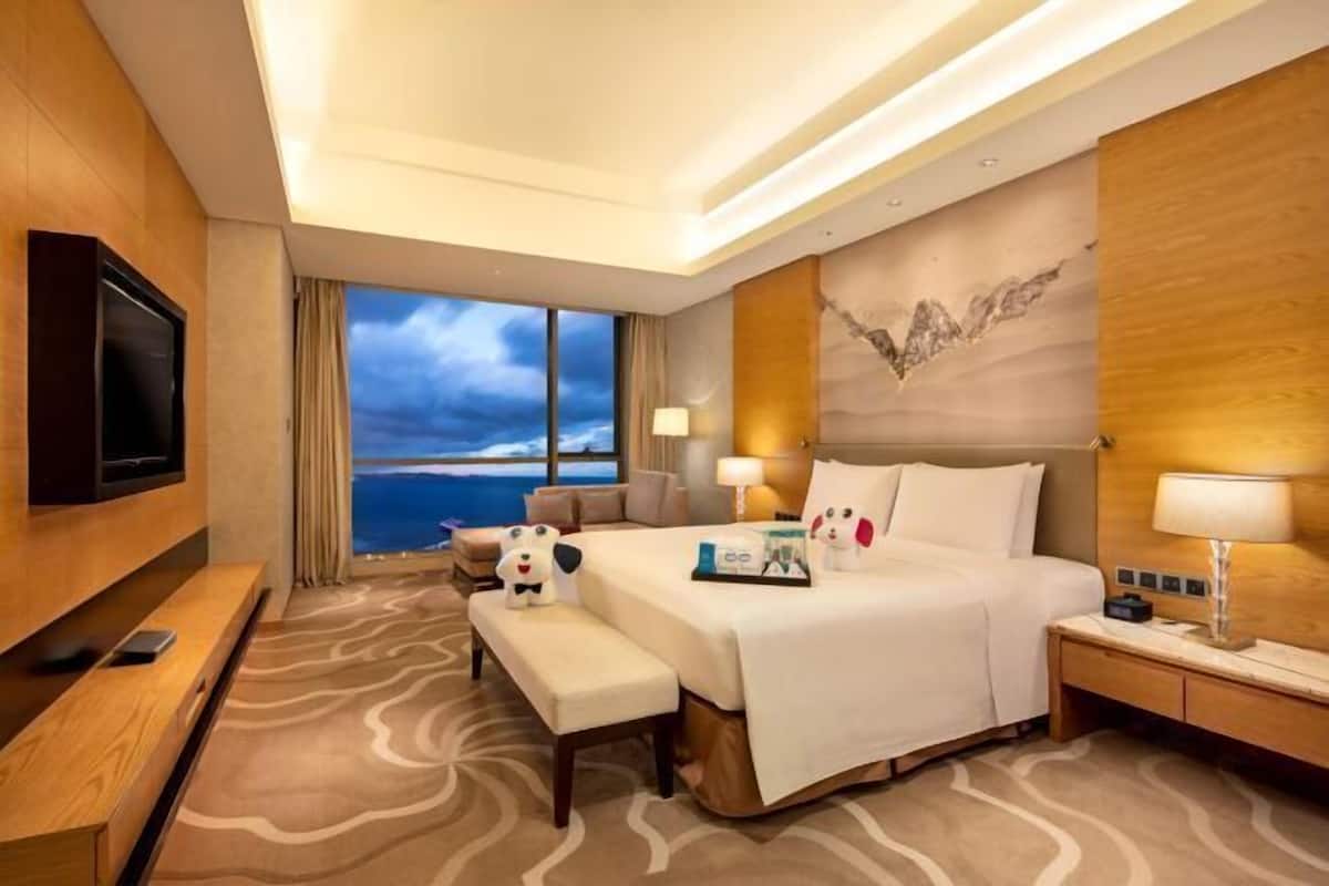 1 bedroom, premium bedding, down duvets, minibar