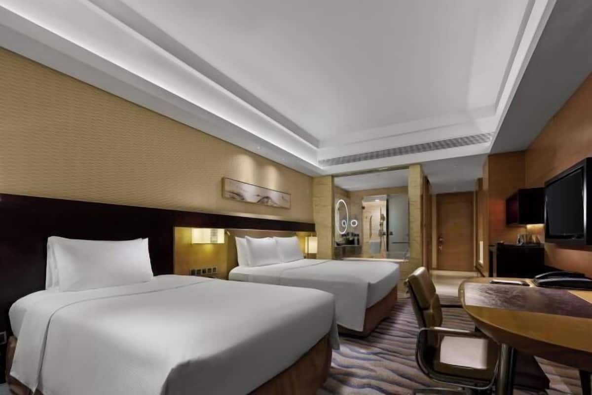 1 bedroom, premium bedding, down duvets, minibar