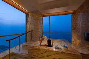 Presidential Suite, 1 King Bed | Bathroom | Combined shower/tub, designer toiletries, hair dryer, bathrobes - Hilton Yantai Golden Coast (Yantai)