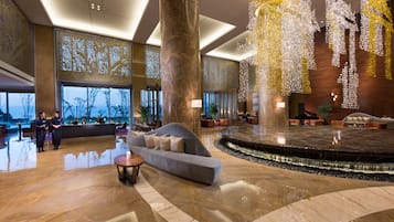 Lounge lobi dengan suguhan pemandangan pantai, buka setiap hari