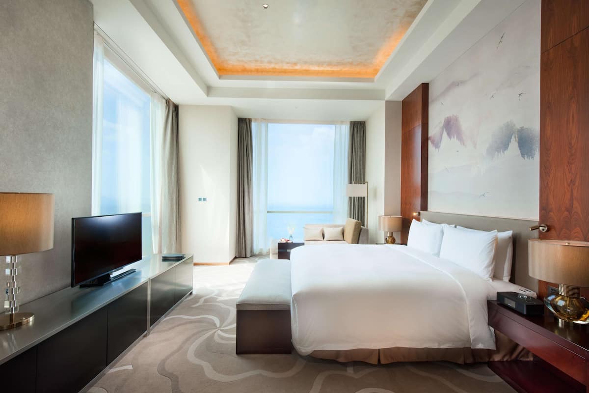 Deluxe Suite, 1 King Bed, Sea View (With Intelligent Toilet) | 1 bedroom, premium bedding, down duvets, minibar