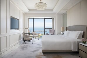 Premium bedding, down duvets, in-room safe, desk - The Langham, Haikou (Haikou)