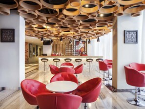 Café da manhã, almoço e jantar; culinária regional 