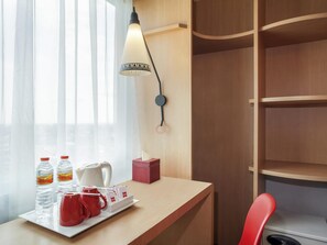 Zimmersafe, Schreibtisch, kostenloses WLAN, Bettwäsche