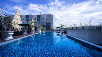 Una piscina al aire libre