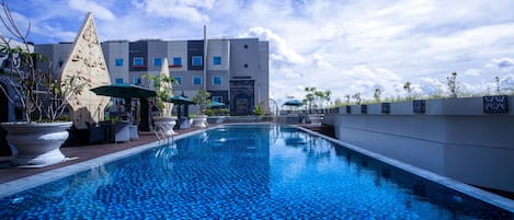 Una piscina al aire libre