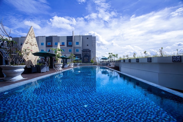 Una piscina al aire libre