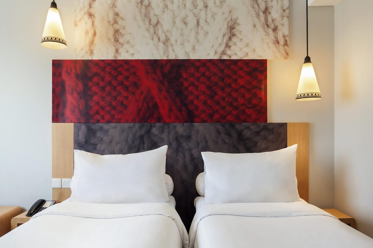 superior room, 2 single beds | in-room safe, desk, free wifi, bed sheets