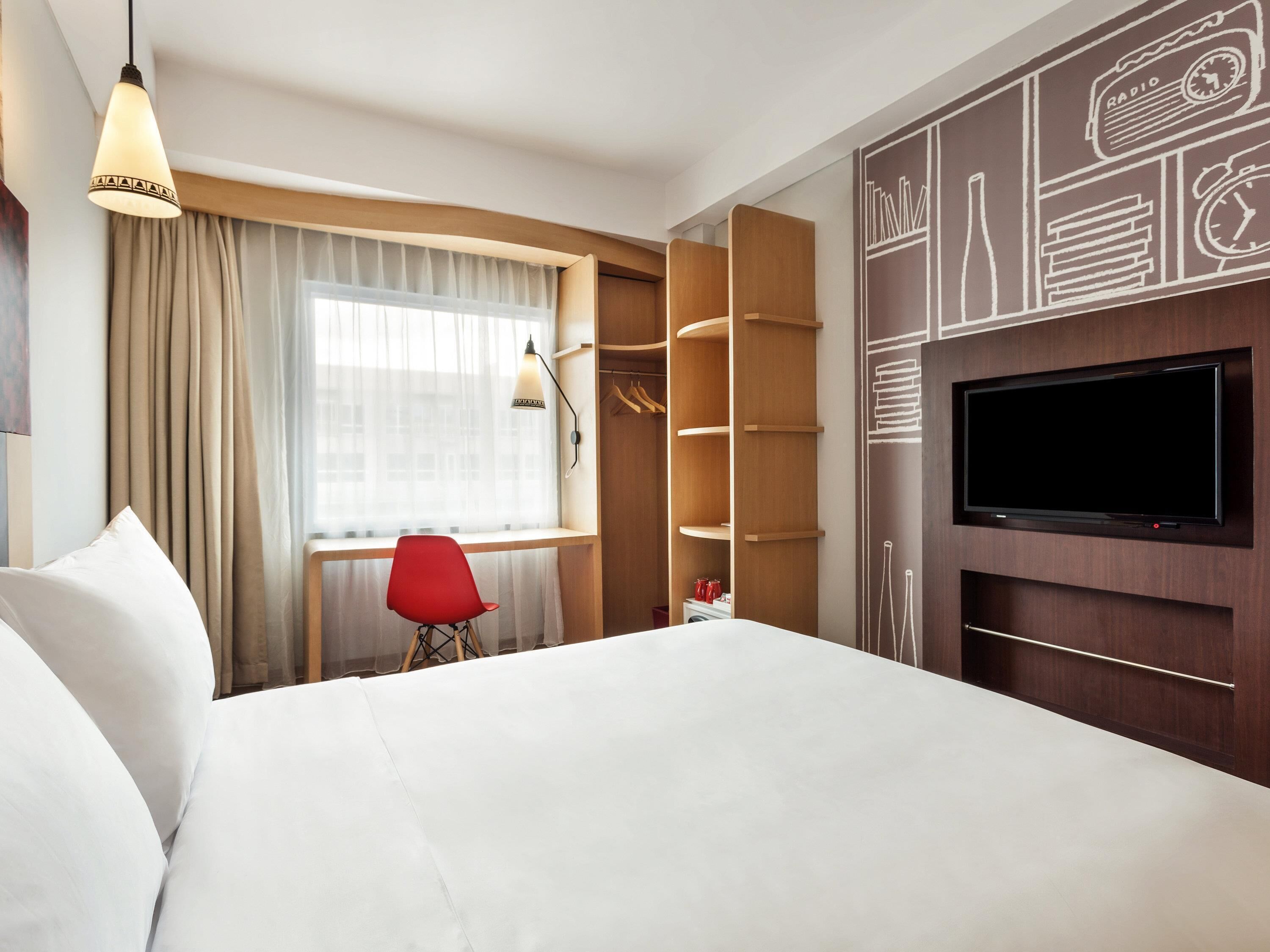 superior room, 1 king bed | in-room safe, desk, free wifi, bed sheets