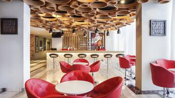 Se sirven desayunos, comidas, cenas y cocina regional