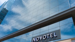 A modern hotel building with a glass facade and the name "NOVOTEL" displayed prominently. - Novotel RJ Porto Atlântico (Rio de Janeiro)
