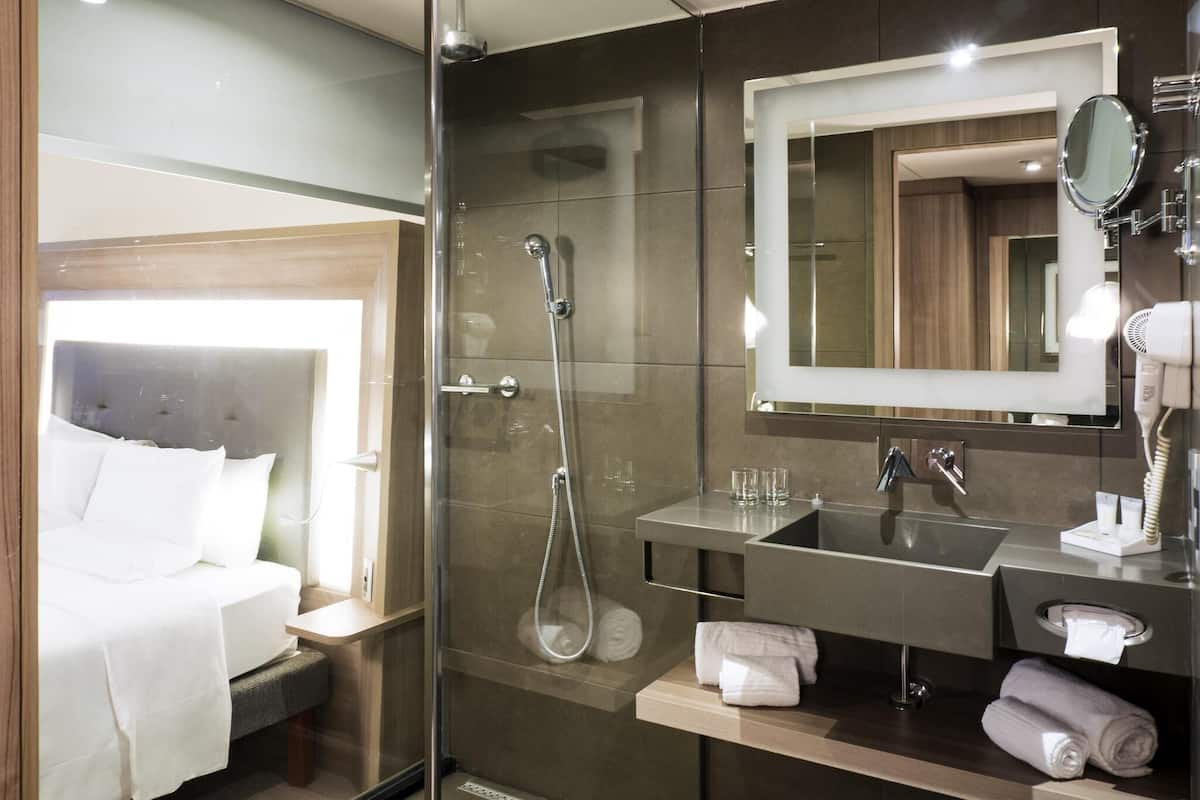 Minibar, in-room safe, desk, free WiFi