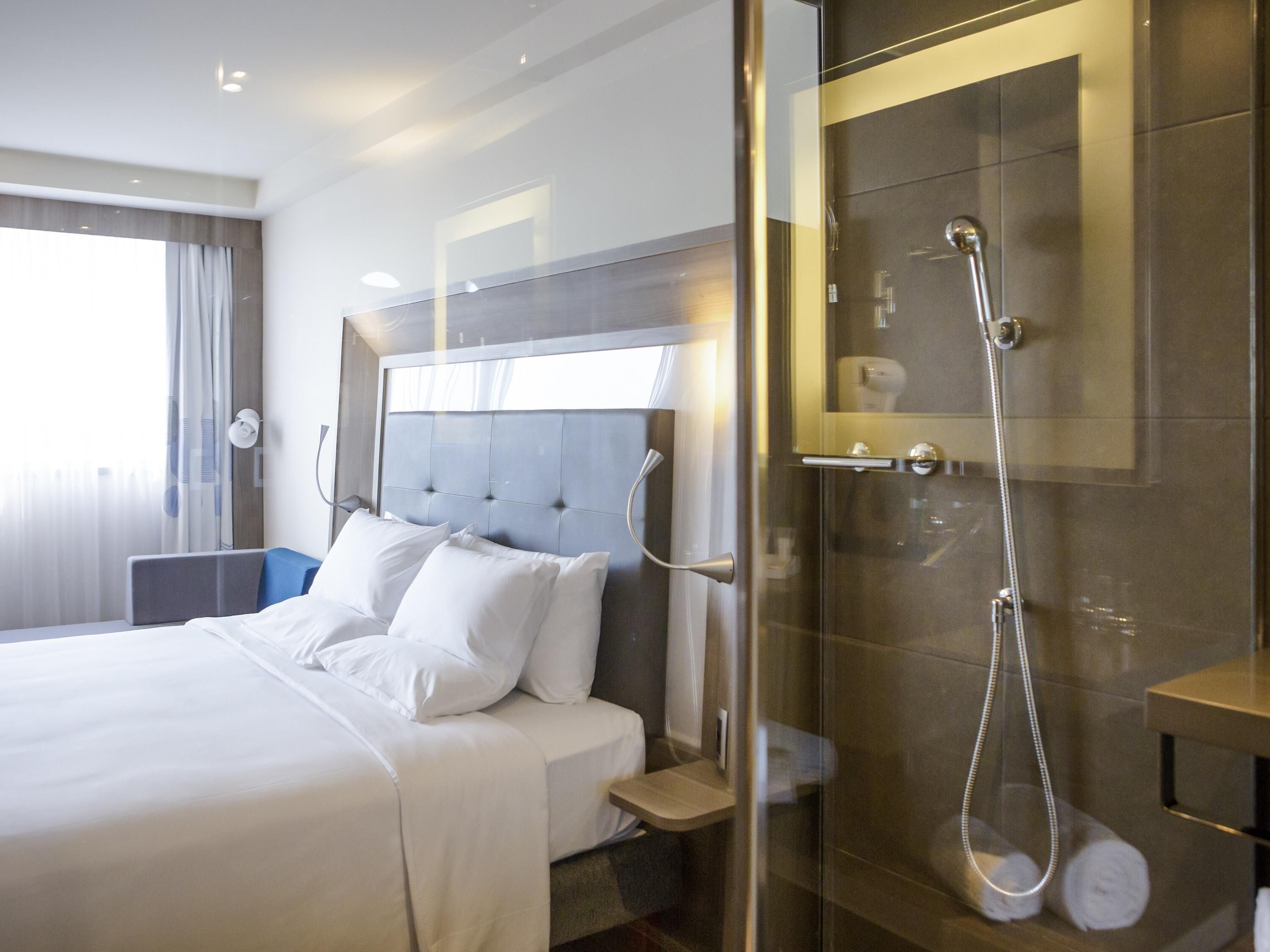Minibar, in-room safe, desk, WiFi (free)