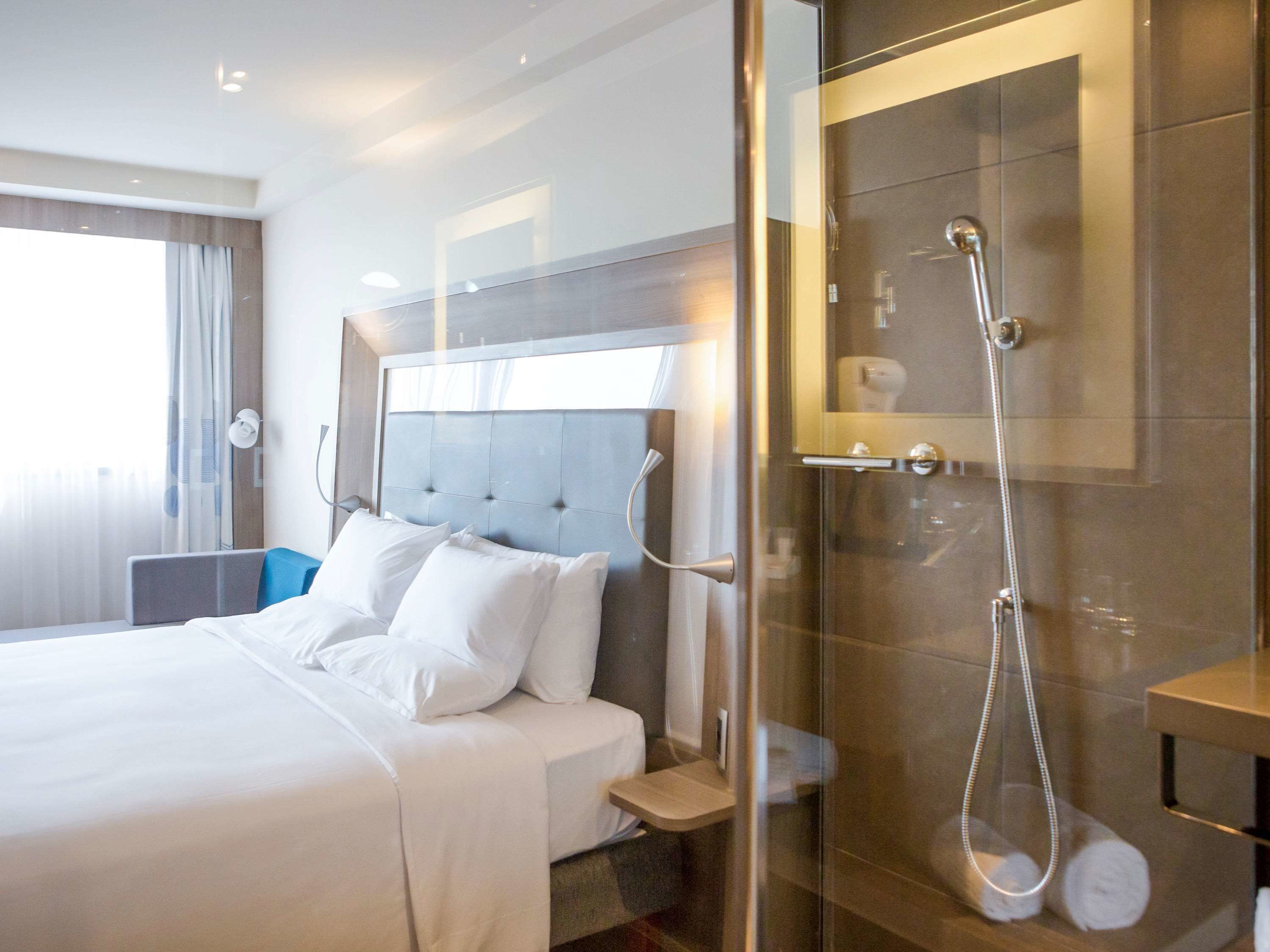 Minibar, in-room safe, desk, free WiFi