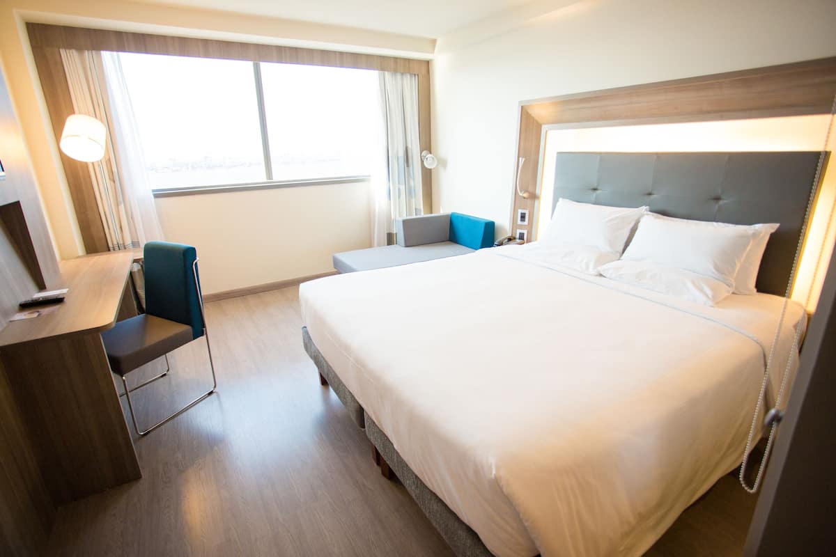 Een minibar, een kluis op de kamer, een bureau, gratis wifi