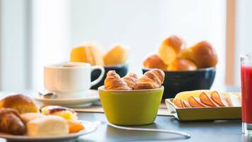 Daily buffet breakfast (BRL 68 per person)