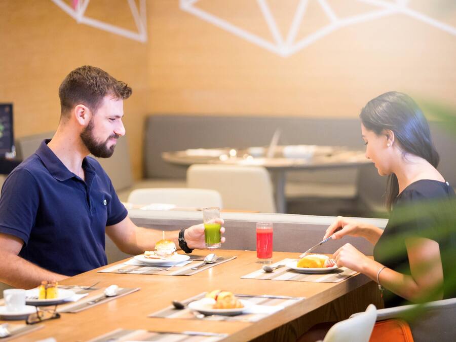 Comedor con una mesa de madera, platos de comida y bebidas.